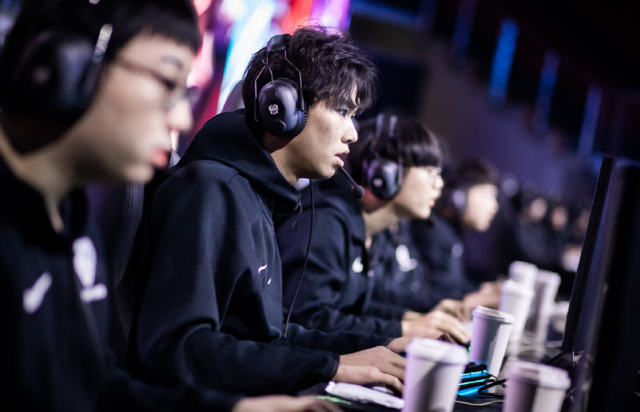 电竞圈传奇：百分百胜率AD如何推动中国电竞产业职业化与青训体系发展-3377体育电竞